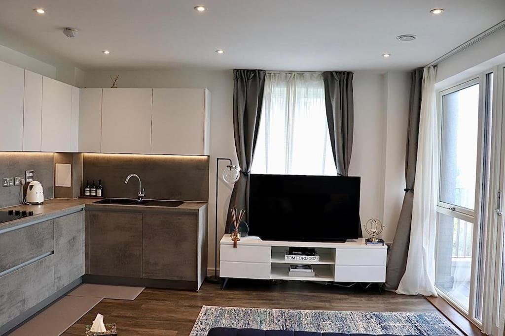 A Stylish Two Bedroom Modern Apartment With Parking Barking  Exterior photo