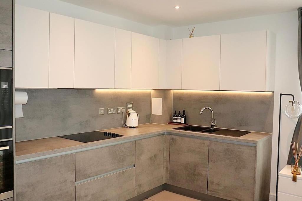 A Stylish Two Bedroom Modern Apartment With Parking Barking  Exterior photo
