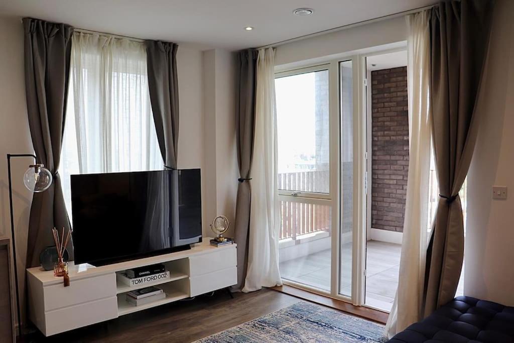 A Stylish Two Bedroom Modern Apartment With Parking Barking  Exterior photo