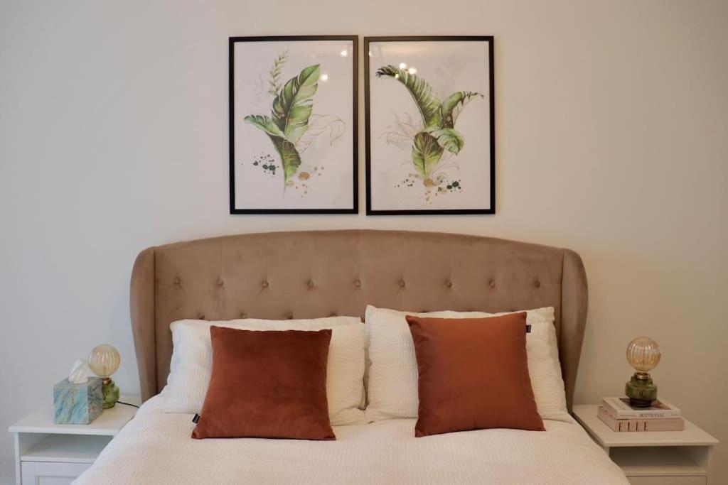 A Stylish Two Bedroom Modern Apartment With Parking Barking  Exterior photo