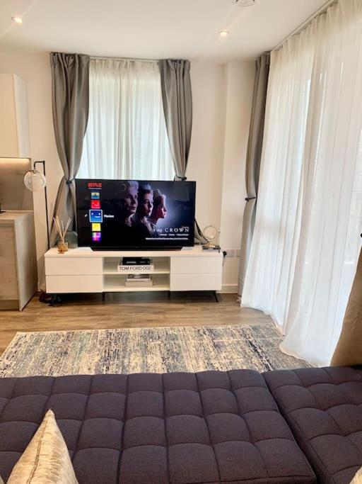 A Stylish Two Bedroom Modern Apartment With Parking Barking  Exterior photo