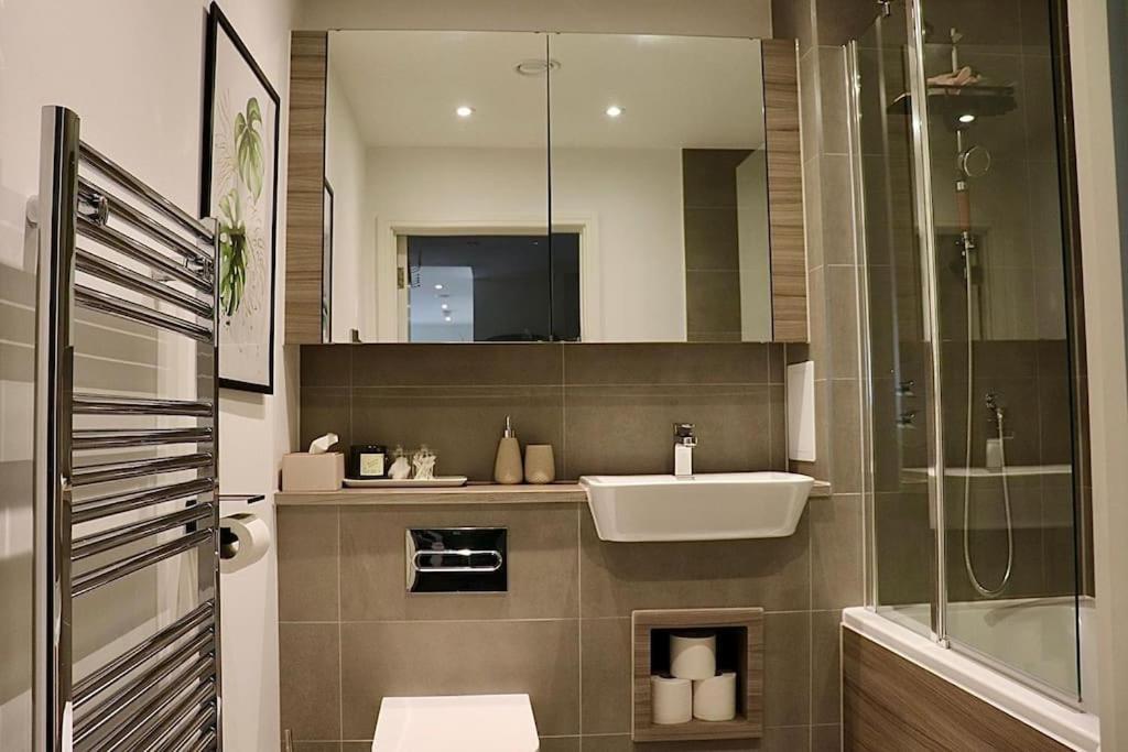 A Stylish Two Bedroom Modern Apartment With Parking Barking  Exterior photo